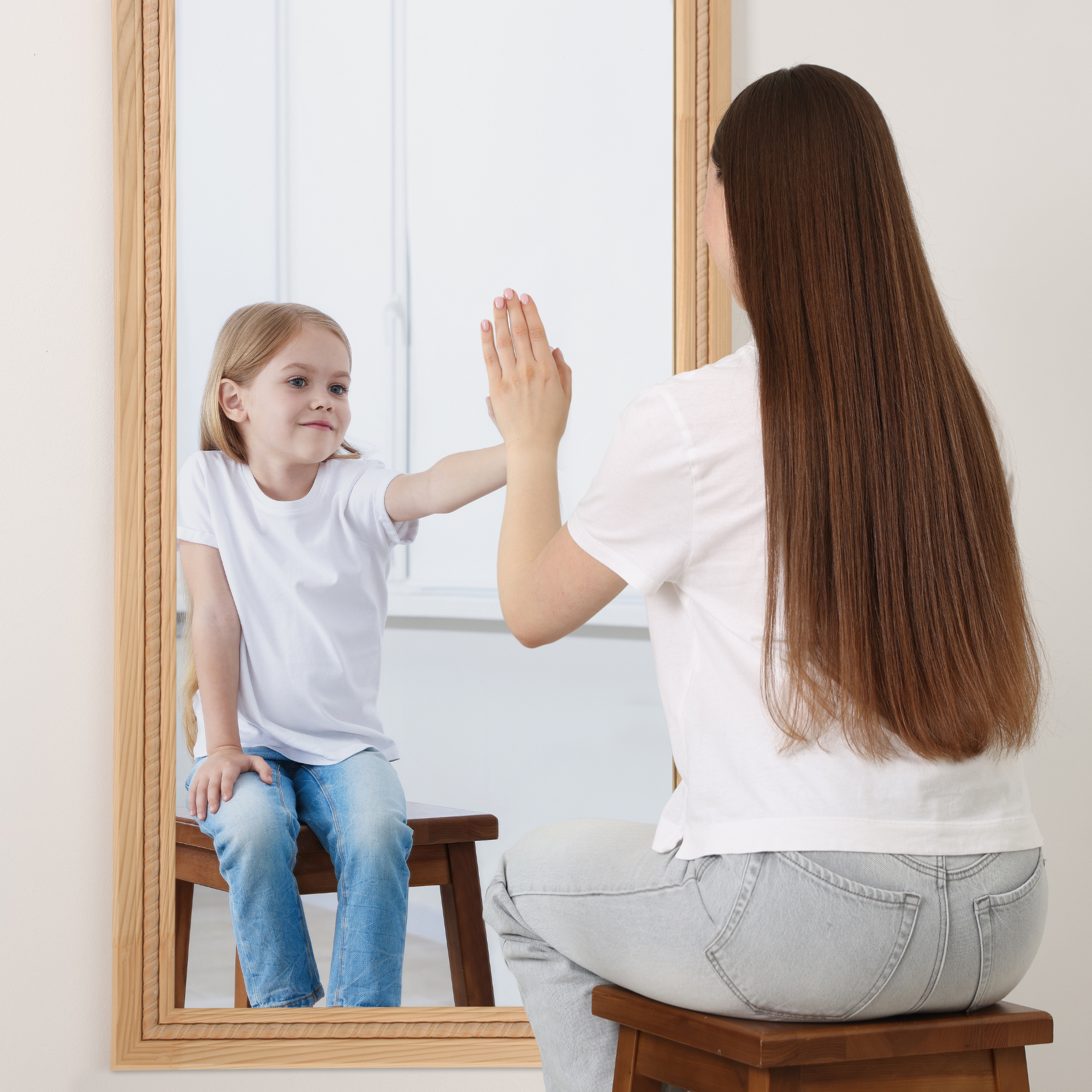 Les perfectionnements : jeune femme assise en face d'un miroir regardant son reflet d'elle jeune